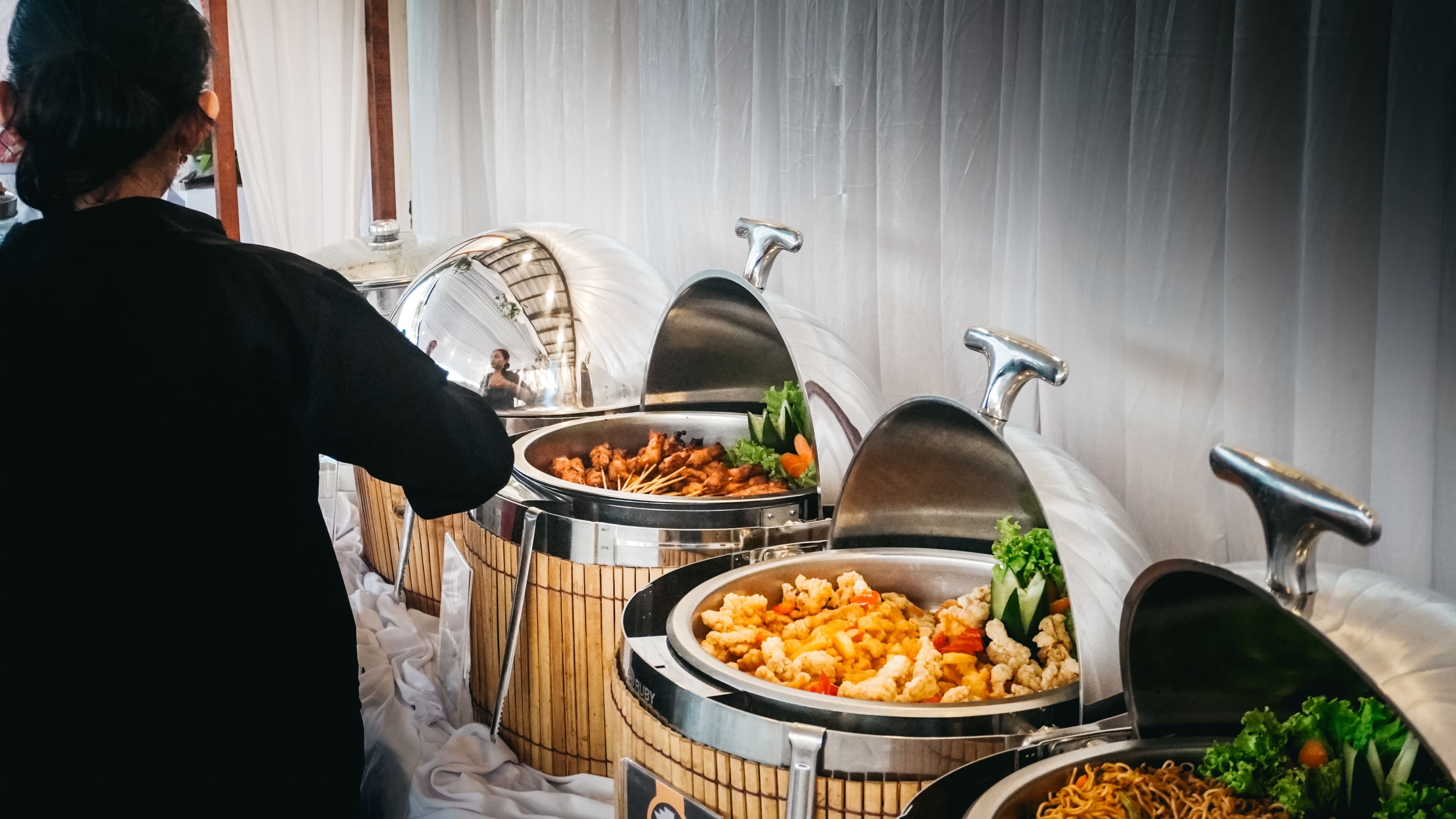 Foto hidangan prasmanan catering untuk berbagai acara